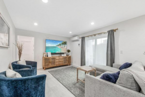 Modern 2BRCondo.E-Bikes.3Blks2Beach.75”TV